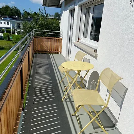 Obergeschoss Mit 3 Schlafzimmer In Ruhiger Gegend 아파트 *