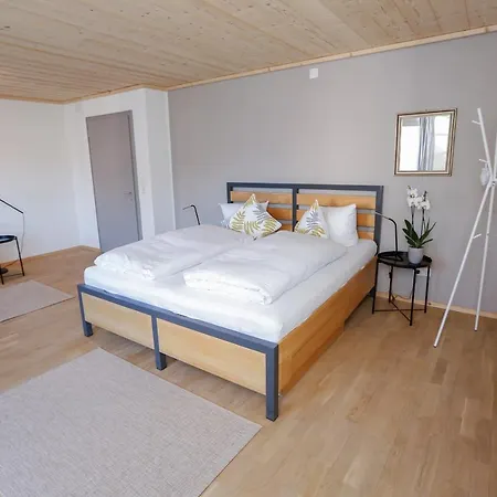 Obergeschoss Mit 3 Schlafzimmer In Ruhiger Gegend 아파트 *